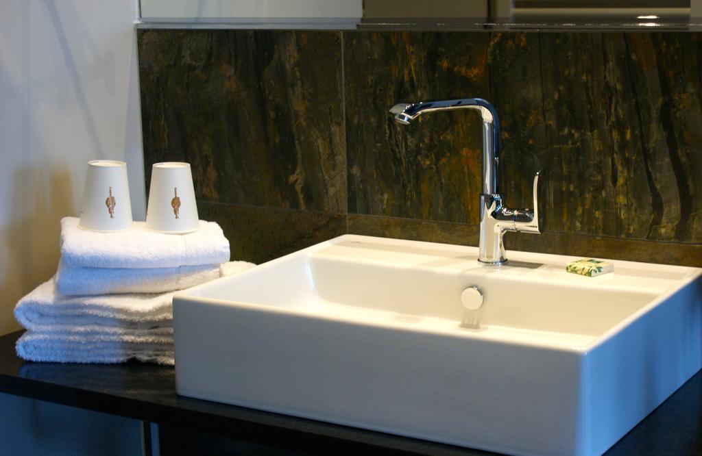 Emmerich Hotel Goerlitz ห้อง รูปภาพ A modern lavatory