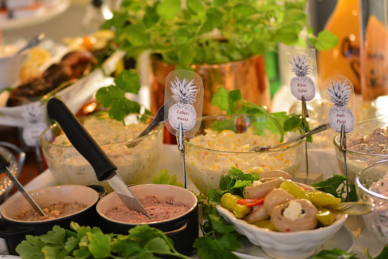 Emmerich Hotel Goerlitz ภายนอก รูปภาพ A buffet with a selection of food